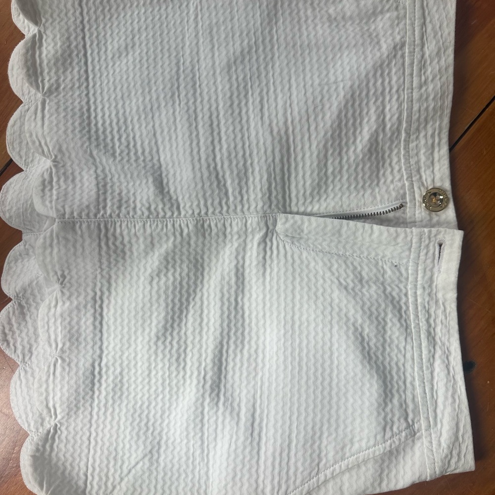 White Scalloped Women's Shorts Lilly Pulitzer size 4 Skort